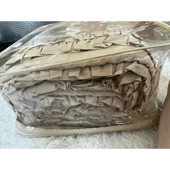 Daniel Cremieux Beige/Gold "Chocolate" ruffled coverlet Full/Queen Size - Picture 3 of 14